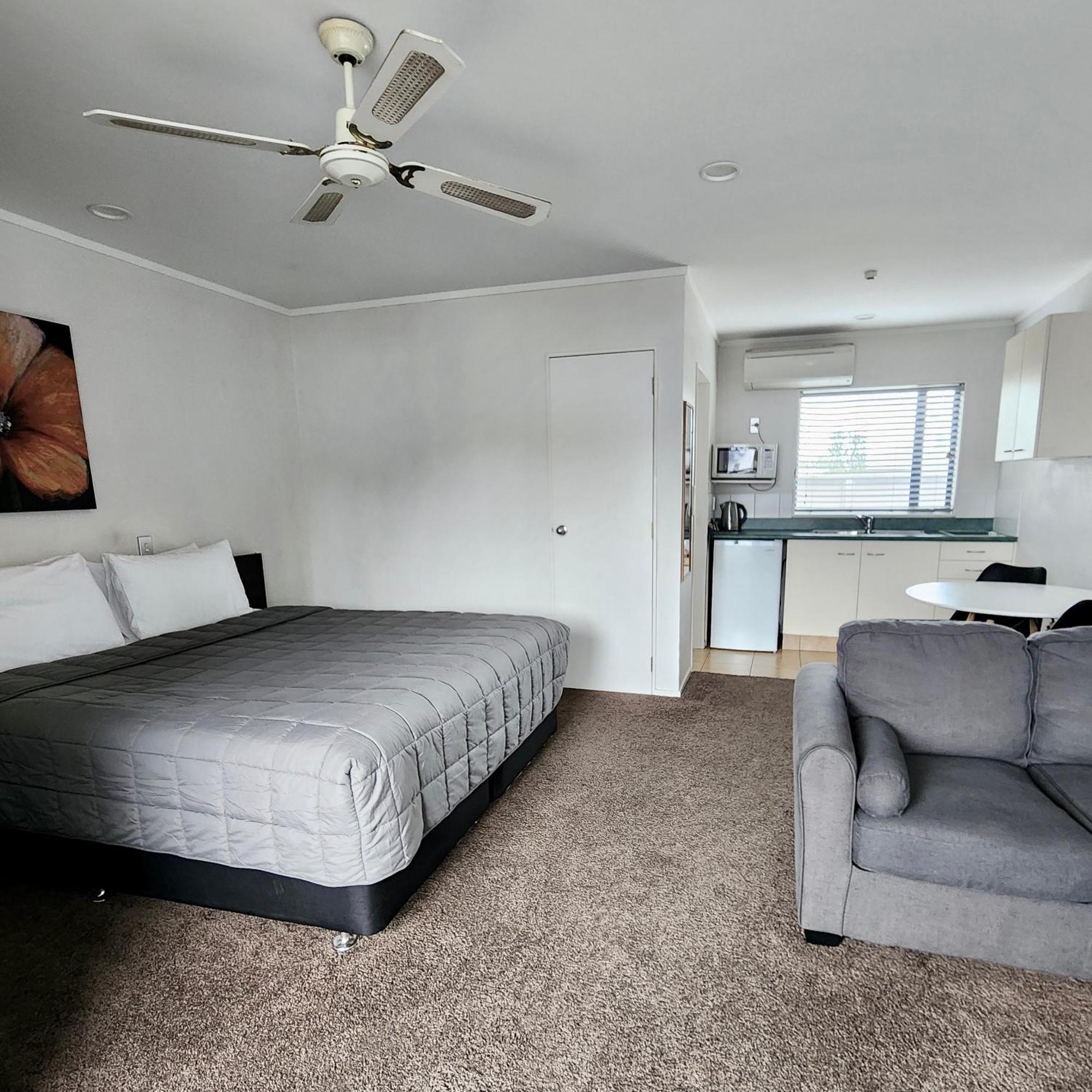 Aquarius Motor Motel